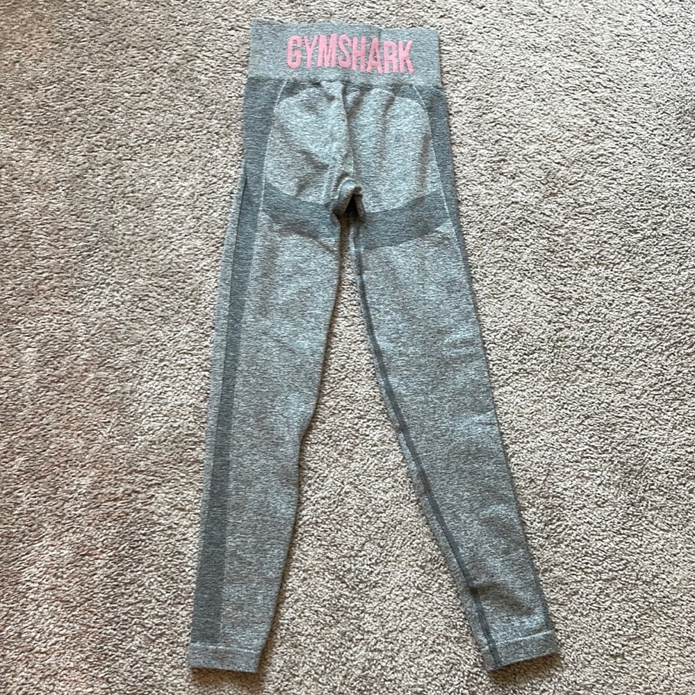 Gym shark leggings